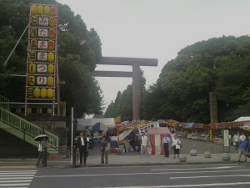 10/07/13 靖国神社みたま祭り参道入り口