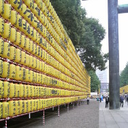 10/07/13 靖国神社みたま祭り参道ライトアップ前