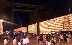 10/07/15 靖国神社みたま祭り鳥居と提灯